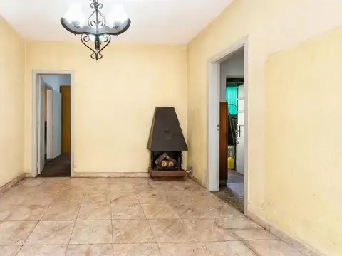 Casa 6 ambientes con 2 baños