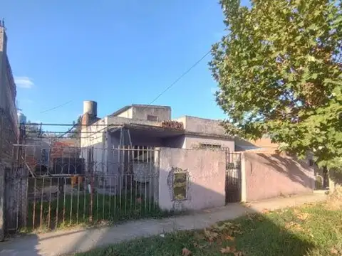 Casa en venta en clle 882 Ezpeleta Quilmes  297 m2, 3 ambientes.