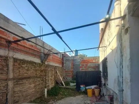 Casa en venta en calle 882 Ezpeleta Quilmes  297 m2, 3 ambientes.