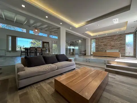 Casa en Venta con 2 cocheras
