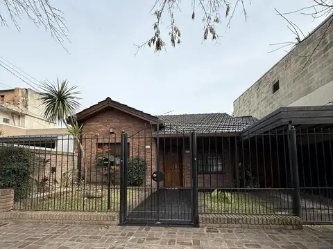 Casa en Alquiler con 1 cochera