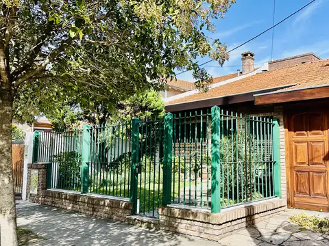 CHAL 6 AMB 4 C/ AVENIDA 4 HABITACIONES 3 DE ELLAS EN PLANTA BAJA / PLAY O SUM Y QUINCHO CON BAÑO