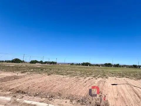 LOTE EN CAMPOS DE MANANTIALES (frente a espacio verde)