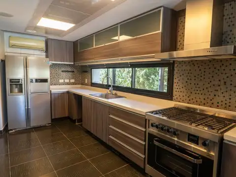 Casa 6 ambientes con 3 baños