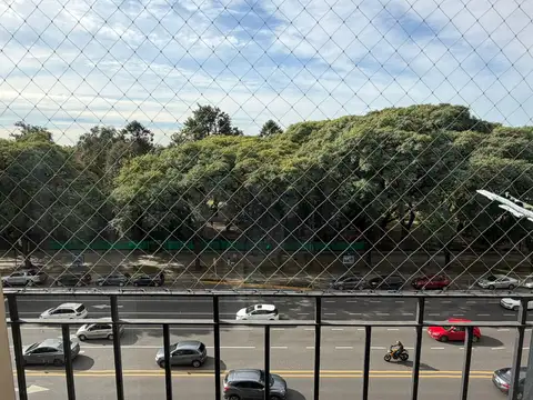 Espectacular semipiso al frente con balcon, vista a Parque 3 de Febrero .