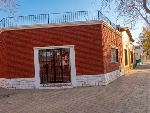 Venta de Casa con Salon Comercial, Capital.