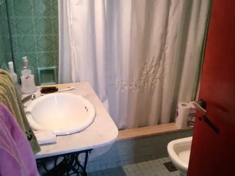 CASA DE 3 AMB CON GALPON Y GARAJE PASANTE.