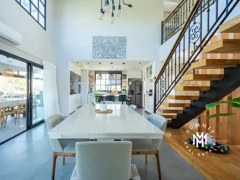 Casa en Venta con 4 cocheras