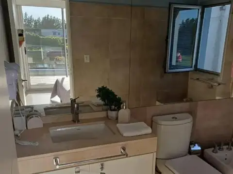 Casa de 8 ambientes vista al lago, alquiler anual.