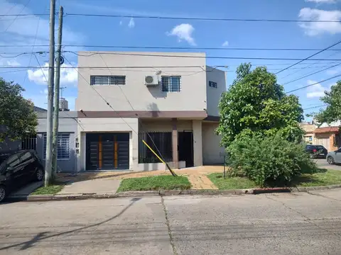 Venta casa de 6 ambientes en Haedo, cochera, patio y terraza