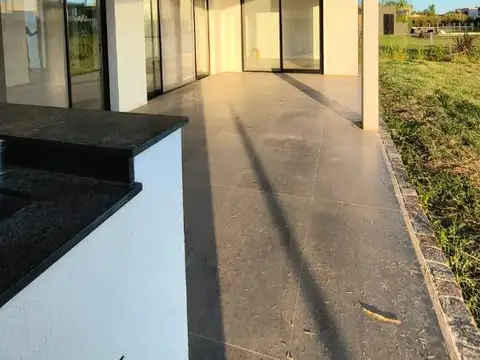 Casa 7 ambientes con 4 baños