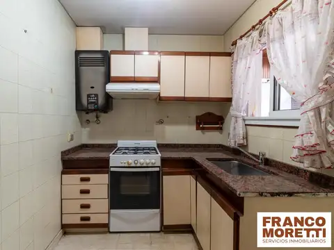 Casa en Esquina con Terraza y Garage con posibilidad de edificar en Saavedra