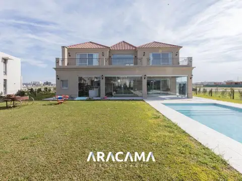 Casa 5 ambientes con 4 baños