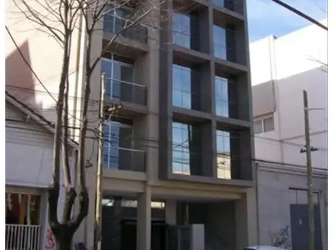 MONO AMBIENTE AL FRENTE C/COCHERA CUBIERTA