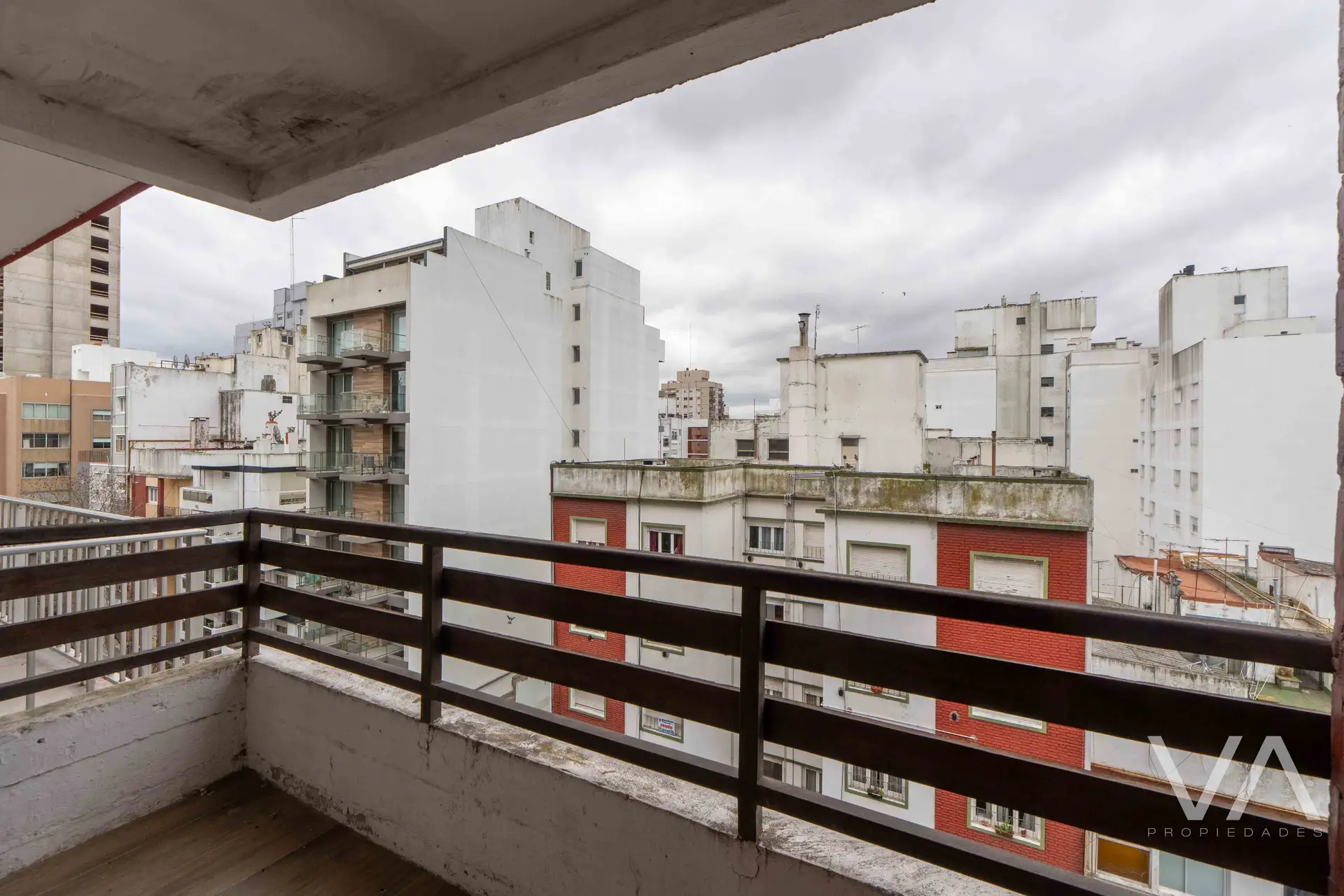 Departamento de 2 ambientes al frente. Plaza Mitre.