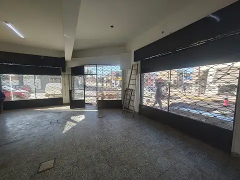 Local en Alquiler en Isidro Casanova, $ 1.800.000