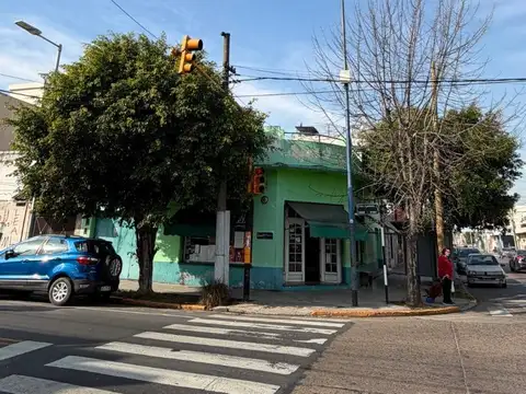 Local en esquina. Excelente ubicación.