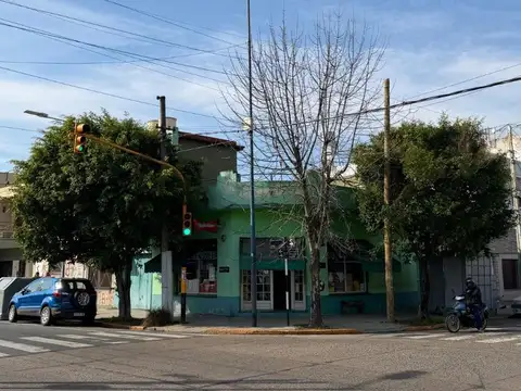 Local en esquina. Excelente ubicación.