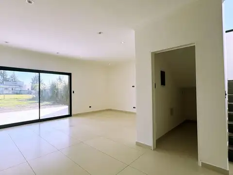 Casa 6 ambientes con 2 baños
