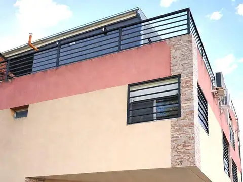 HERMOSO PH  de 4 amb con parrilla priopia en Villa Pueyrredon. edificacion moderna