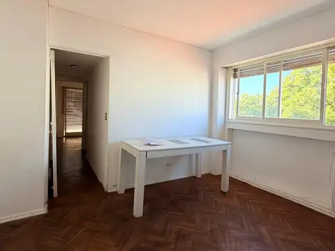 Excelente departamento de 3 ambientes con balcón en Villa Del parque.