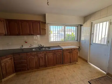 Casa 6 ambientes con 5 baños