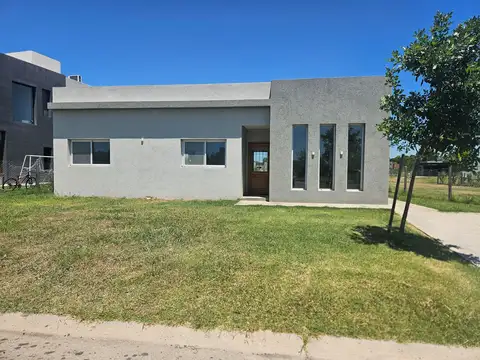 Casa  en Alquiler en Santa Lucia, Pilar del Este, Pilar