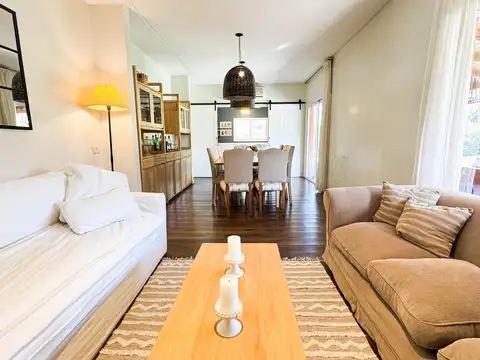 Casa en Venta con 3 cocheras