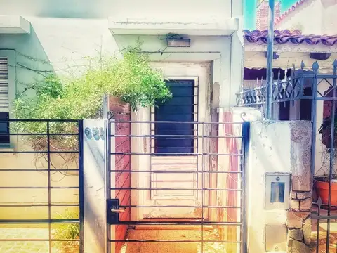 CASA INTERNA 1 DORM CON GARAGE AL FRENTE, EXCELENTE UBICACION/ ESTADO.