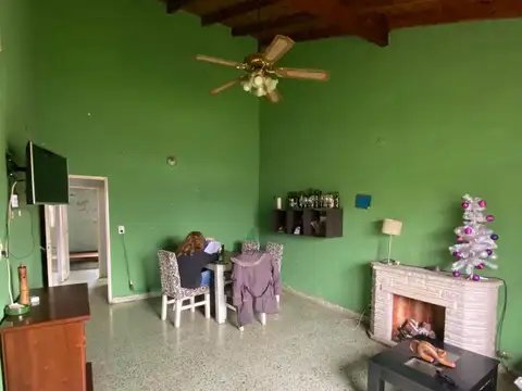 Casa 4 ambientes con 2 baños