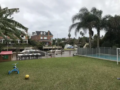 Casa en Alquiler con 1 cochera