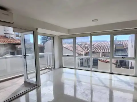 VENTA DEPTO 2 AMB CON COCHERA DESCUBIERTA!