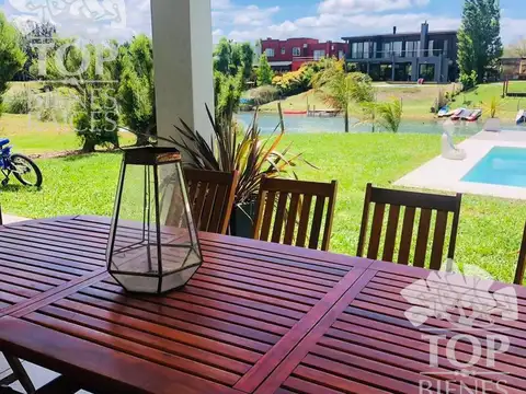 Casa 8 ambientes con 5 baños