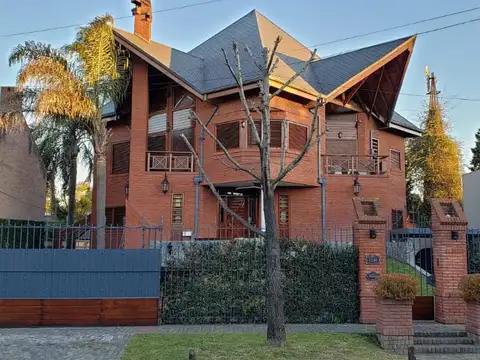 SE VENDE PROPIEDAD EN EXCELENTE UBICACION Y ESTADO CASTELAR