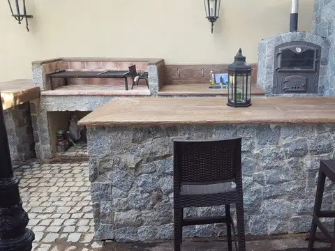 SE VENDE PROPIEDAD EN EXCELENTE UBICACION Y ESTADO CASTELAR