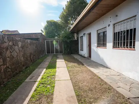 CASA EN VENTA LA PLATA  2 DORMITORIOS APTO BANCO
