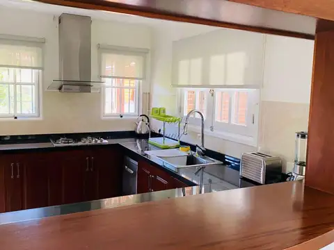 Casa 6 ambientes con 3 baños