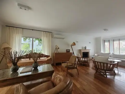 Casa en Alquiler con 4 cocheras