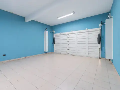 VENTA DE CASA EN 2 PLANTAS 4 AMBIENTES C/2 PATIOS EN BANFIELD ESTE