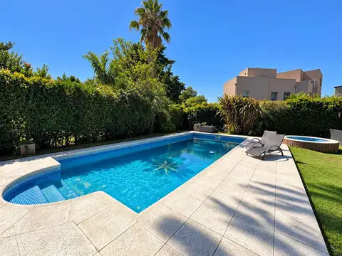 Casa en Venta con 6 cocheras