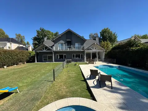 CASA EN VENTA EN CAMPOS DE ÁLVAREZ 5 AMBIENTES