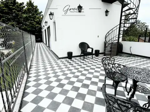 Casa en Venta con 4 cocheras