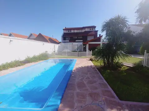 VENTA CASA SOBRE DOS LOTES 3 DORMITORIOS PILETA QUINCHO EN QUILMES