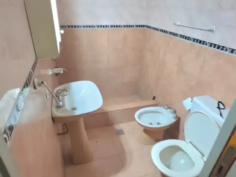 Venta vivienda (al fondo) de 4 amb con patio