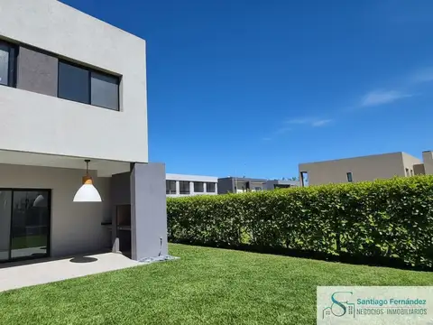 Casa Dúplex en venta 3 dormitorios jardin c/ cochera en Spring Park Pilar