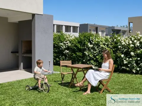 Casa Dúplex en venta 3 dormitorios jardin c/ cochera en Spring Park Pilar