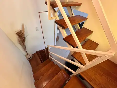 VENTA HERMOSO DUPLEX 5AMB C/ COCHERA y JARDÍN