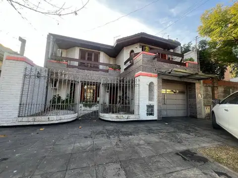 Casa en Venta con 2 cocheras