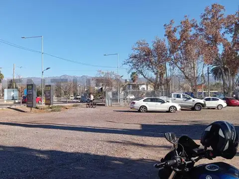 Juan José Paso 100, Piso 0