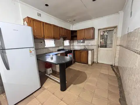 Casa con galpón ideal comercio, taller o depósito en villa general zapiola